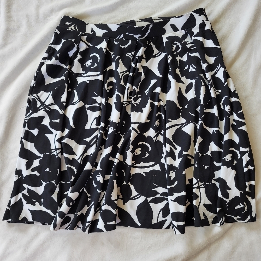 Adrienne Vittadini white and black floral flowy pull on skirt w/ pockets M